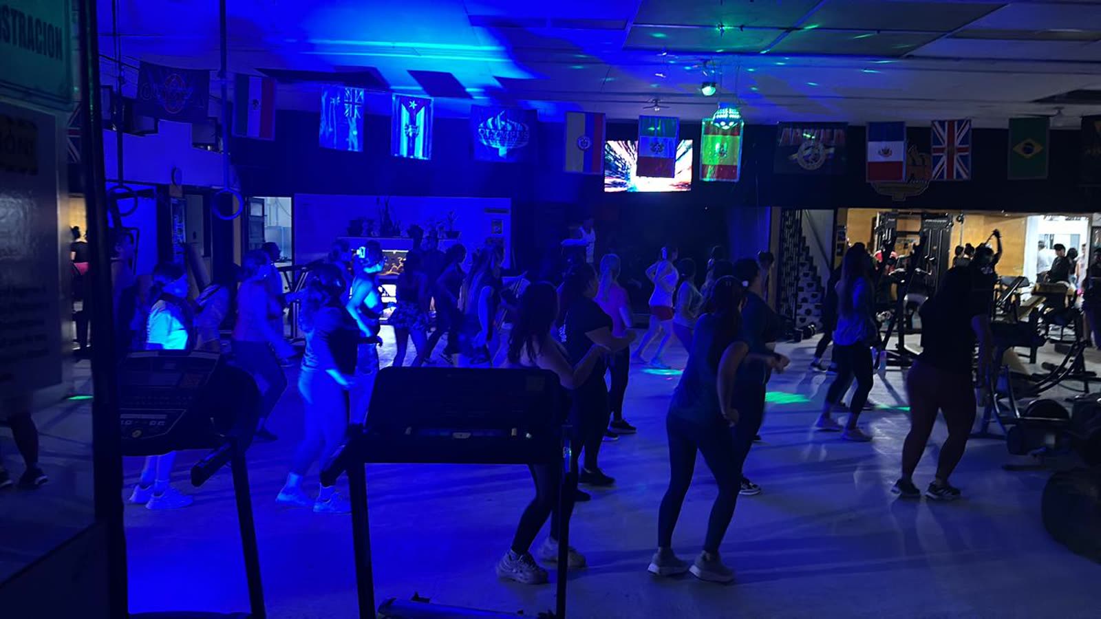 Clase grupal nocturna en Olympus Gym Kuntiz