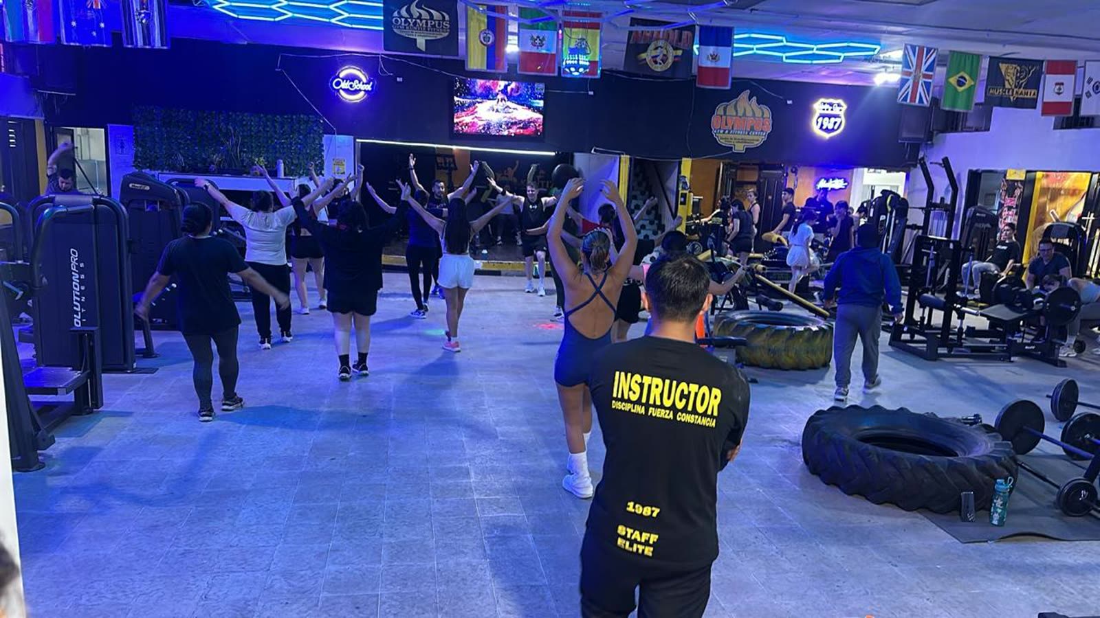 Deportista entrenando en máquina hack squat